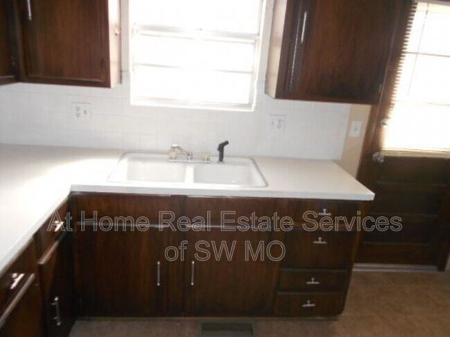 Building Photo - 1154 S Oak Park Dr