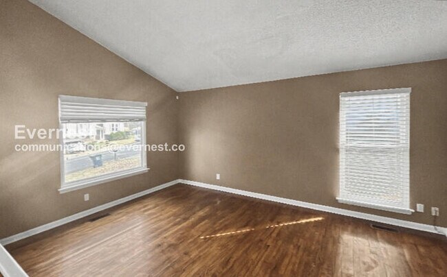 Foto del edificio - 3 Bed/2 Bath Home with Garage / Pet-Friendly / Vouchers Accepted / Available Now!