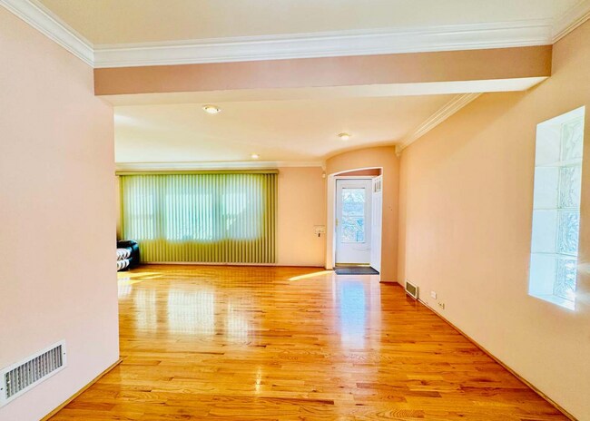 Foto del edificio - 6606 N Damen Ave