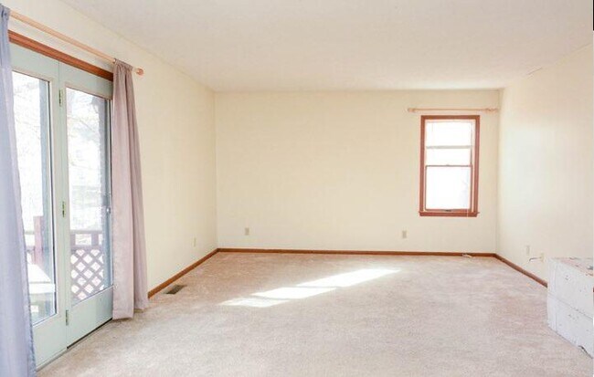 Building Photo - 526 Oak Glen