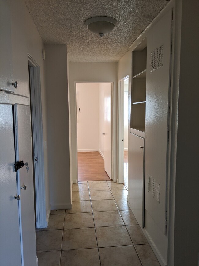 Pasillo - 175 E James St