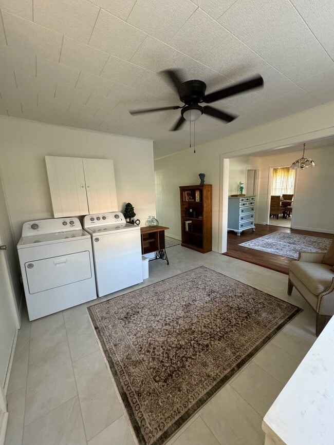 Building Photo - 1104 E Sycamore St