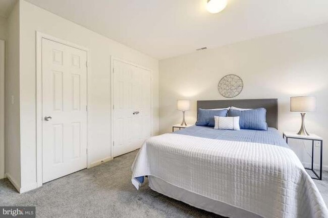 Foto del edificio - 1240 Holbrook Ter NE