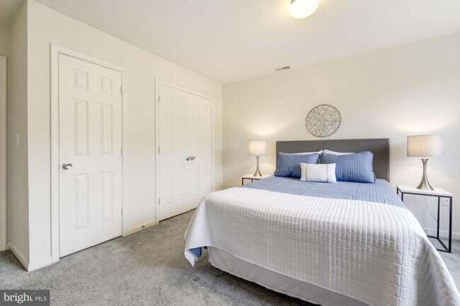 Building Photo - 1240 Holbrook Ter NE