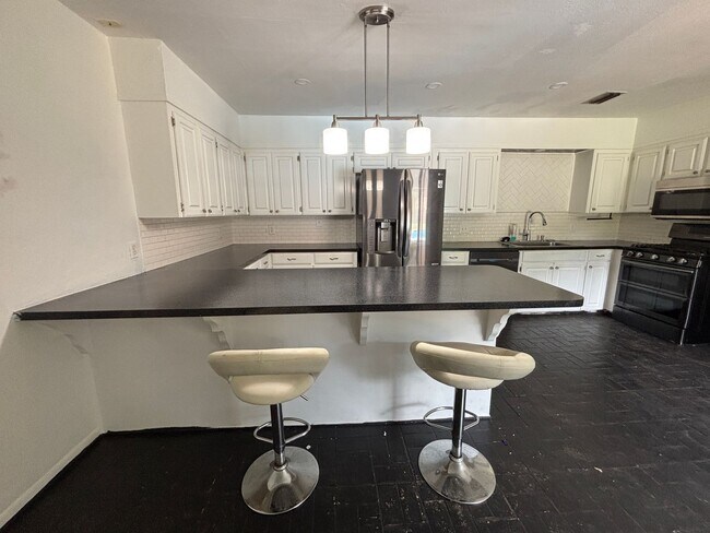 Foto del edificio - INGROUND POOL (INCLUDED IN RENT)