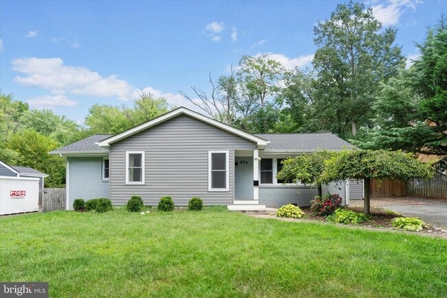 Building Photo - 906 Monroe St