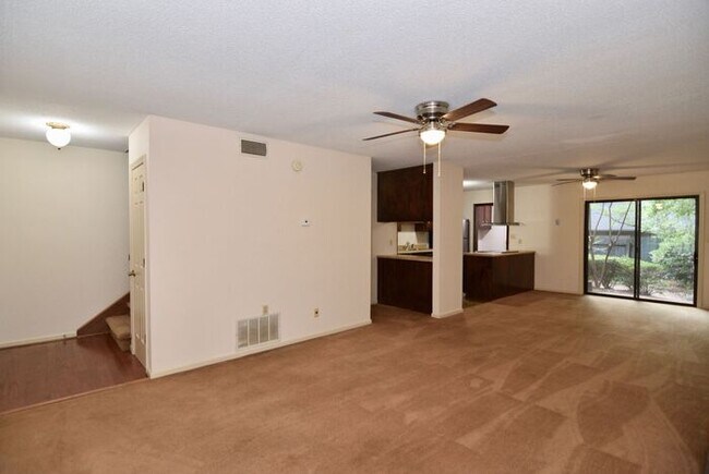 Foto del edificio - 3 Bed/2.5 Bath Forest Hills Condo