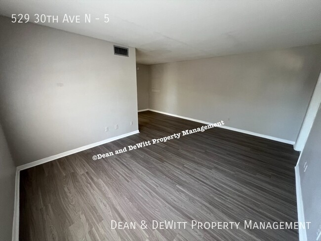 Building Photo - Large 1 BR in Crescent Heights Area