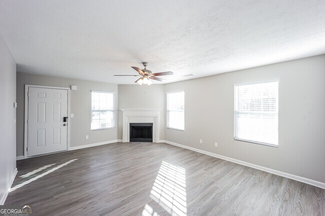 Foto del edificio - 9469 Sleepy Hollow Ln