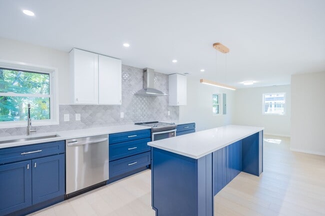 Building Photo - Newly Renovated 3 BR/2 BA Single-Family Ho...