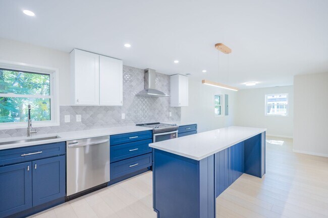Foto del edificio - Newly Renovated 3 BR/2 BA Single-Family Ho...