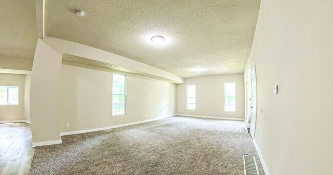 Foto del edificio - Fully Remodeled 4 Bedroom 2.5 Bathroom