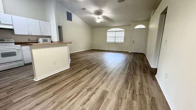 Building Photo - Spacious Home in great SW Location!