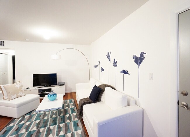 Building Photo - Tastefully furnished 1bed/1bath in the hea...