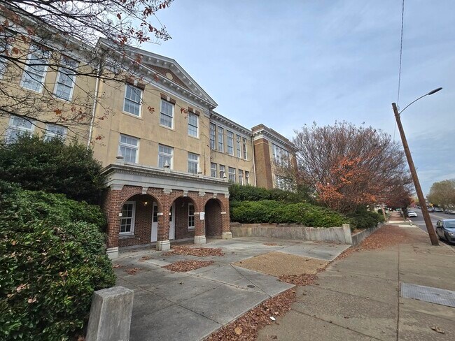 Building Photo - 1400 Bainbridge St