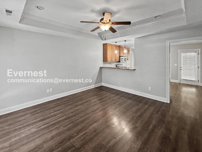 Foto del edificio - 3 Bed, 2 Bath Home with Fenced Yard & Garage / Pet-Friendly / Available Now!