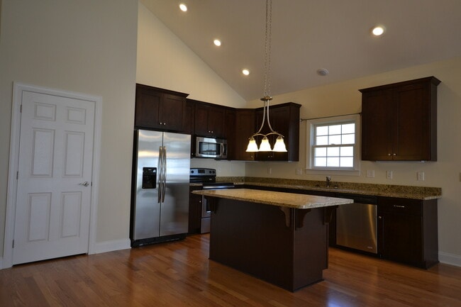 Building Photo - Luxury Paired Home