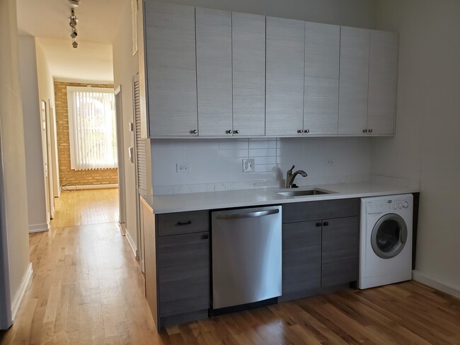Foto del edificio - 823 N Damen Ave.