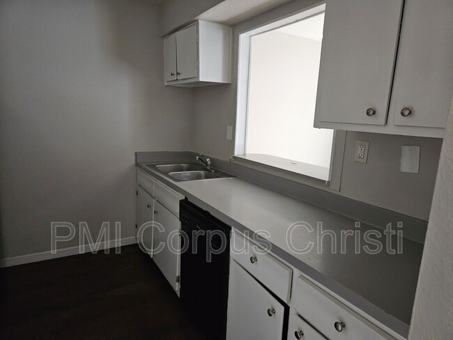 Foto del edificio - 3253 S Staples St