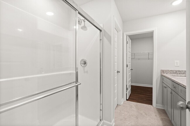 Building Photo - 4 bed / 2.5 bath in Gainesville! Retreat a...
