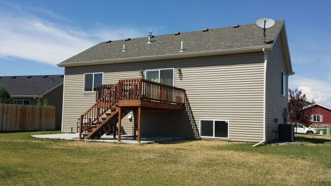 Foto del edificio - Newer Stunning 4 Bedroom Home w/ Garage