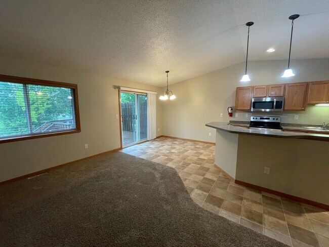 Building Photo - Spacious 3 bedroom Twin home located in So...