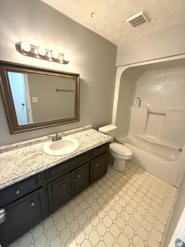 Foto del edificio - **3 Bed 2 Bath Located in Brentwood ** Cal...