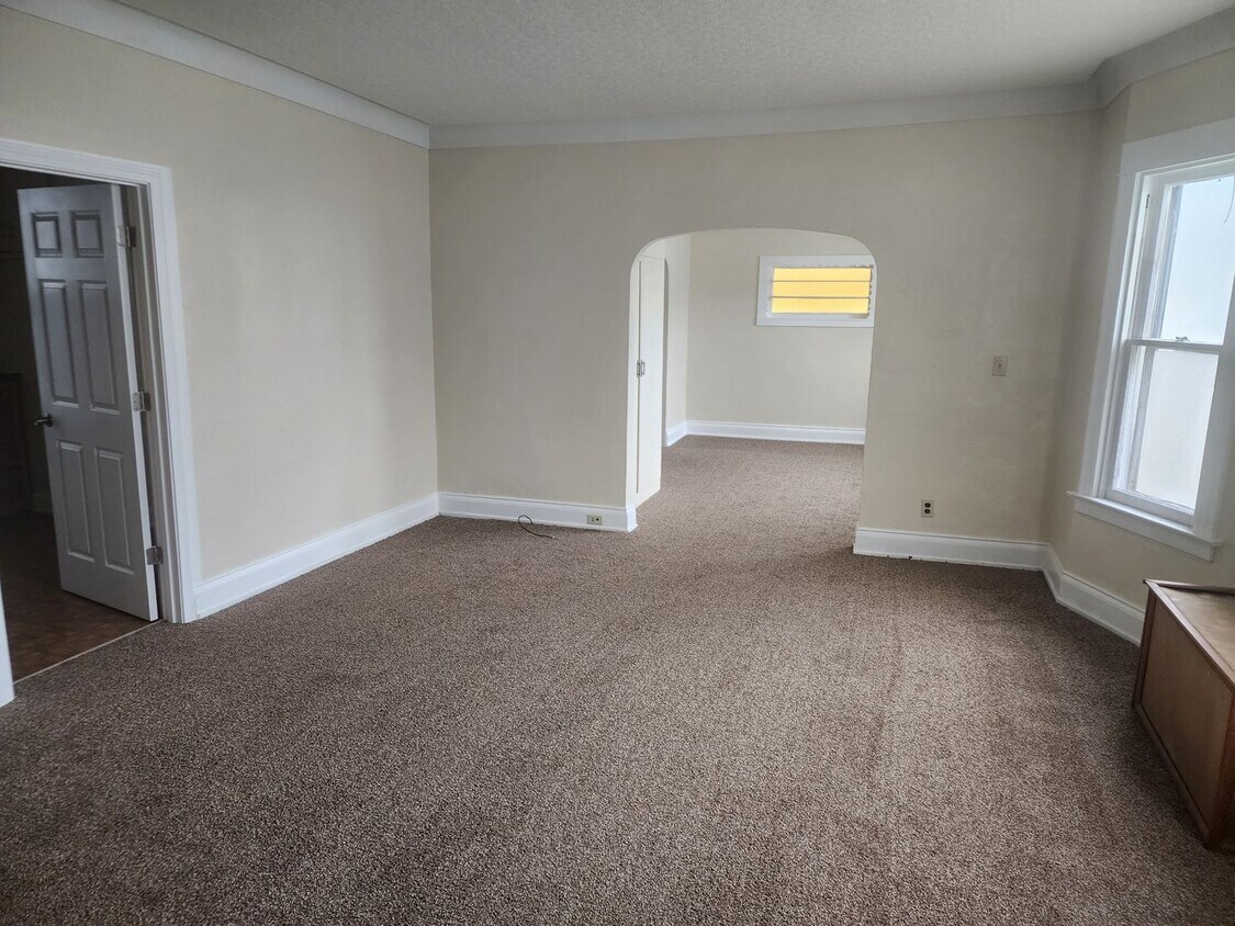 41 E er St Unit lower, Toledo, OH 43608 Room for Rent in Toledo