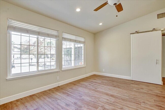 Foto del edificio - 8323 Northvale Way