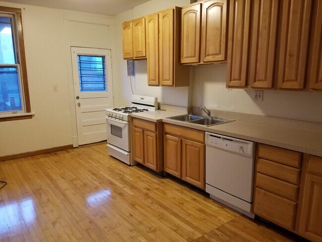 Foto del edificio - 3728 N Wilton Ave