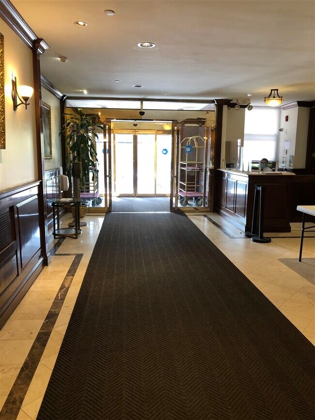 Foto del edificio - 10 Huron Ave