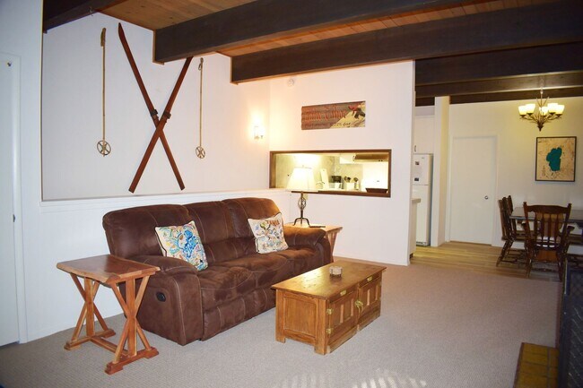 Foto del edificio - 3 Bedroom Condo w a Summer Pool - Blocks from Incline Beach!!
