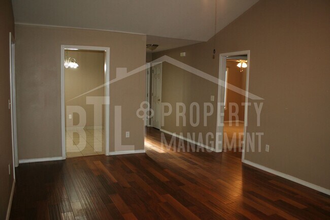 Foto del edificio - Price Reduced! 3 Bedroom 2 Car Garage Dupl...