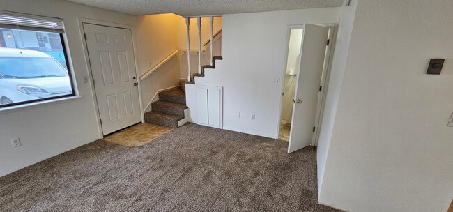 Building Photo - Downtown Grants Pass Townhouse in HOA