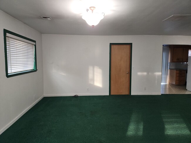 Foto del edificio - 3-bedroom 1 bath Single Level House