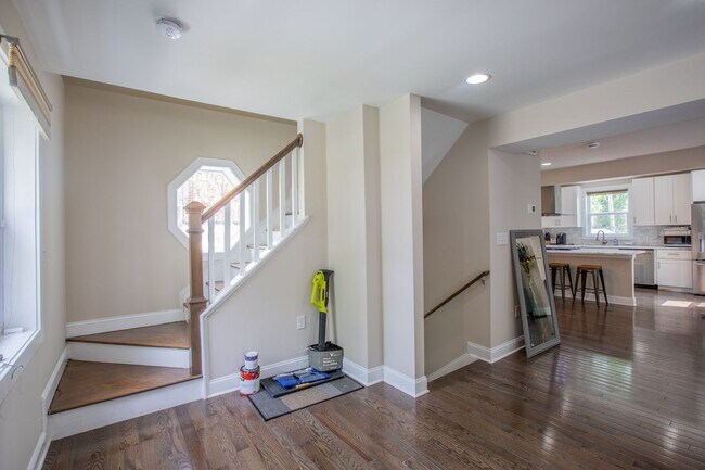 Foto del edificio - Lovely 4 BR/3.5 BA Single-Family Home in B...