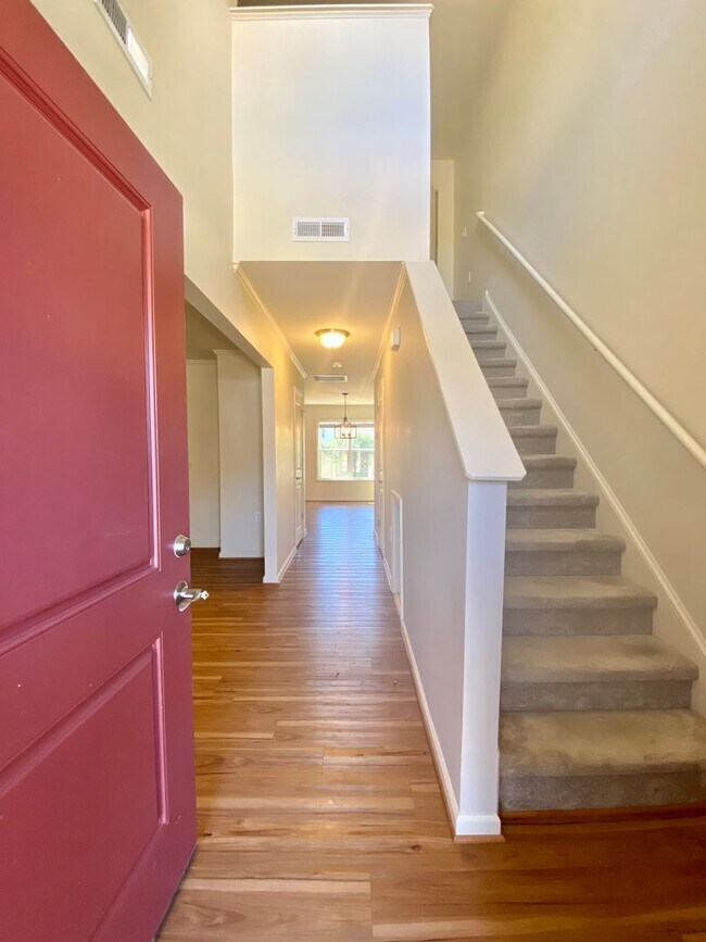 Foto del edificio - Town Home for Rent Minutes From Piney Gree...