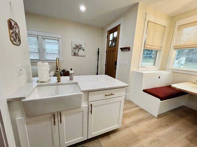 Quartz countertops, dishwasher in cabinet, farm sink - 853 W 8th St