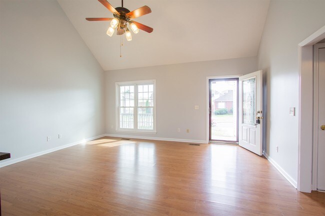 Building Photo - 425 Berry Cir