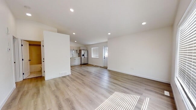 Building Photo - 9604 Hillcrest Dr