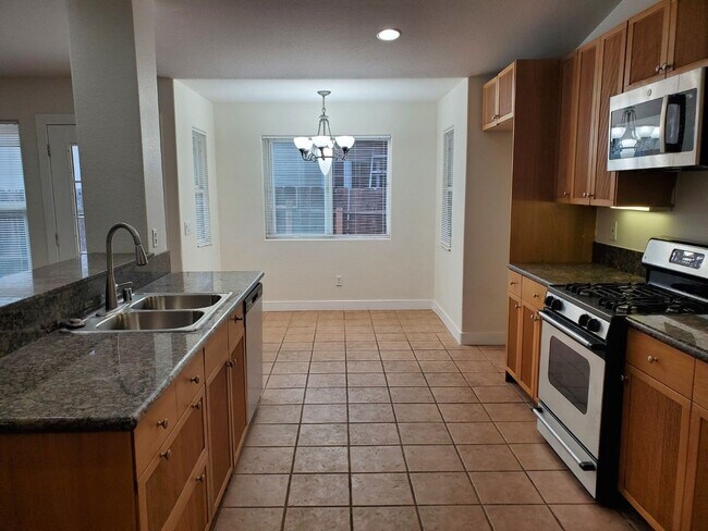 Foto del edificio - Remodeled modern 5 BR 3 full BA detached s...