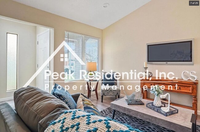 Building Photo - Nicely Updated 2bd/1.5ba Duplex near Power...