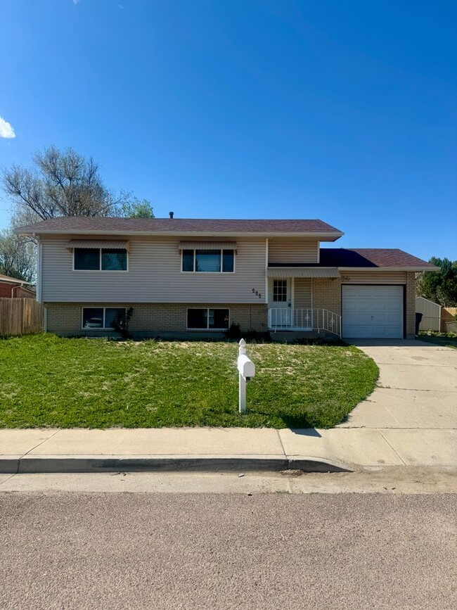 Building Photo - 4 Bedroom Split-Level in Widefield
