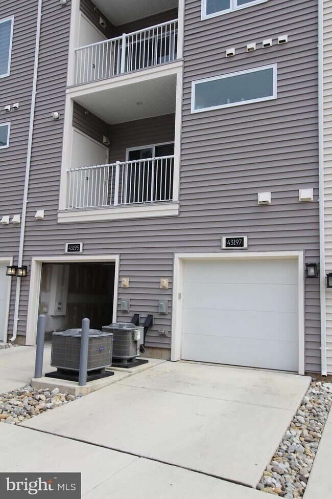 Foto del edificio - Stylish 1-car garage condo in the heart of...