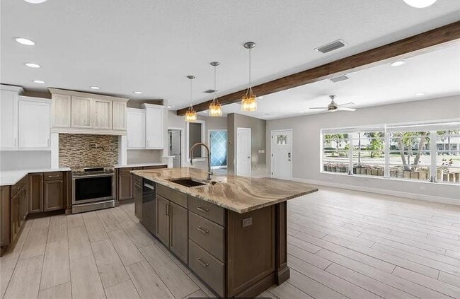 Building Photo - 4612 7th St Ct E