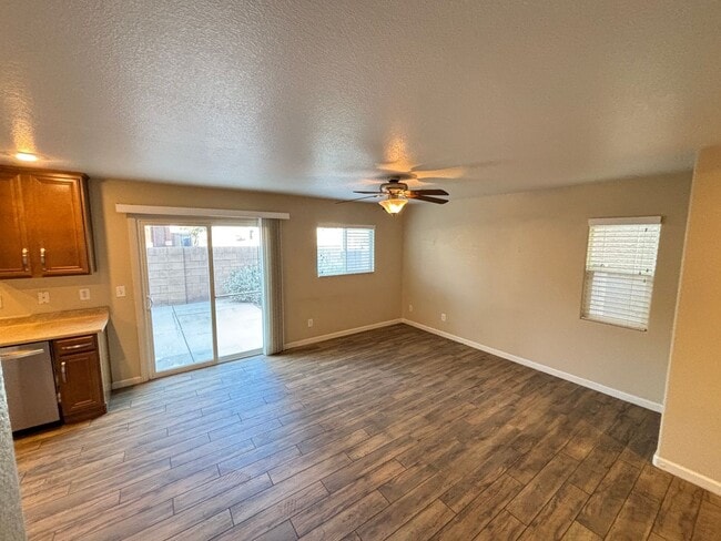 Building Photo - Gorgeous 3Bed/2.5Bath, 2-Story Home located in the SW part of the valley