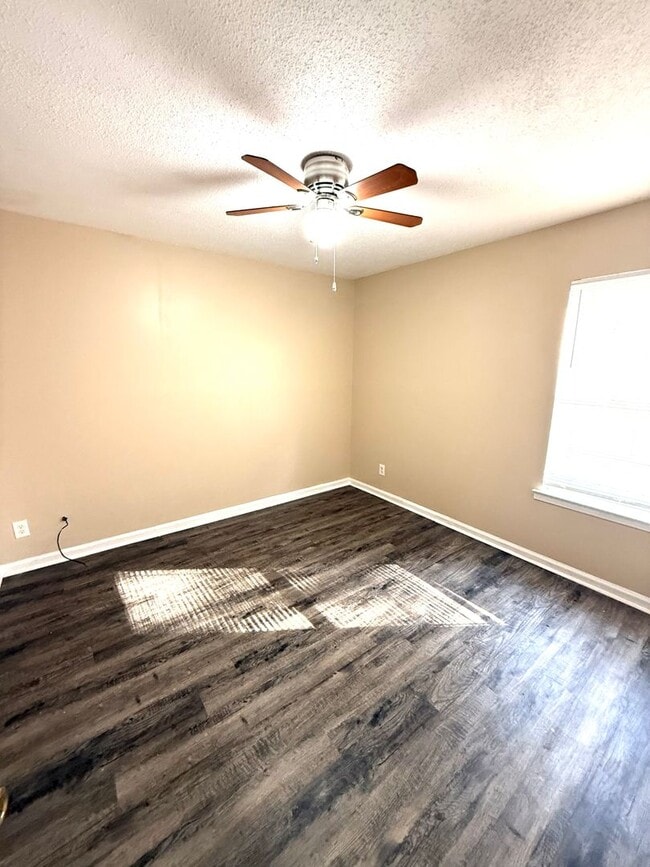 Building Photo - ** 3 Bed 2 Bath located in Regency Park ** Call 334-366-9198 to schedule a self showing