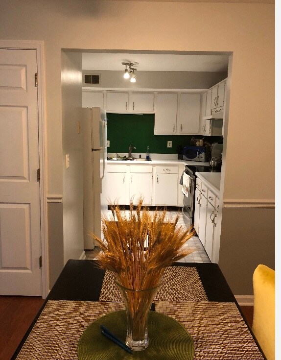 kitchen - 818 Rubel Ave