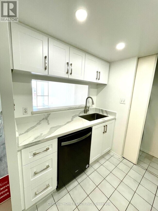 Photo du bâtiment - 2550-2550 Lawrence Ave E