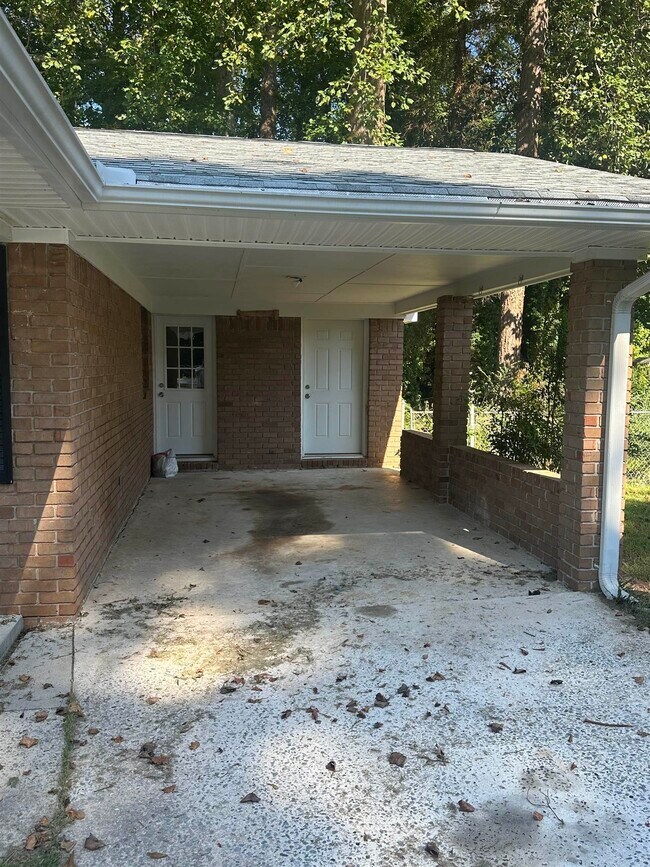 Building Photo - 225 Sharon Dr